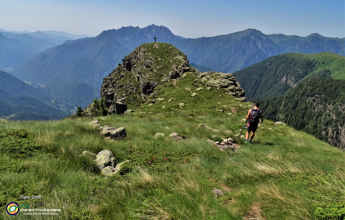 34 Avvicinamento al torrione del Mincucco con croce (1832 m).JPG